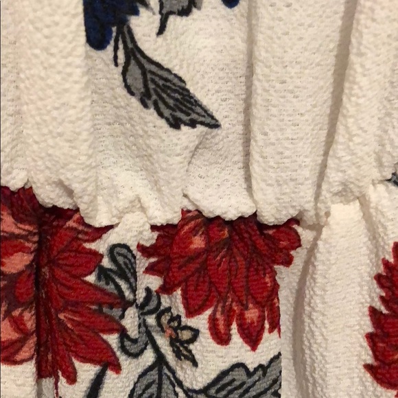 White sundress w red and navy blue flower pattern - Picture 5 of 8